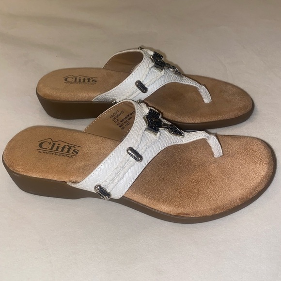 Cliffs by White Mountain Bailee Thong Sandal White w/ Silver Metal - Picture 3 of 6